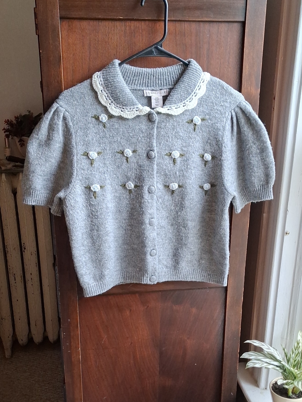 Sincerely Jules Med  Gray Cropped Short-Sleeve Crochet Collar Sweater
